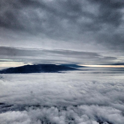 As Nick flew into Hilo, Mauna Kea & Mauna Loa stuck their heads over the clouds.