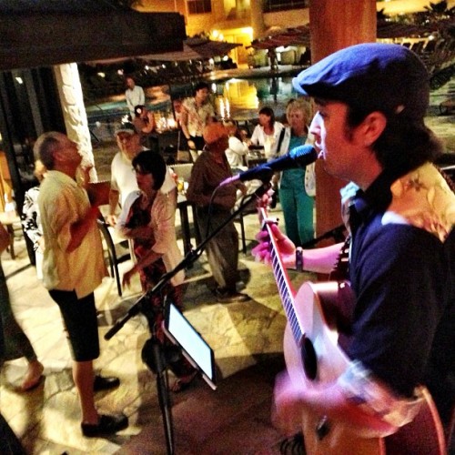 While Alex sings, the dance floor filled with people who wanted to dance at Kani Ka Pila!