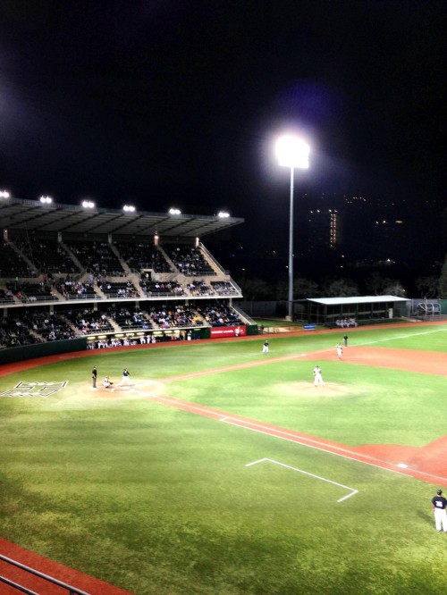 It's another beautiful night in Manoa as the University of Hawaii baseball team takes the field!